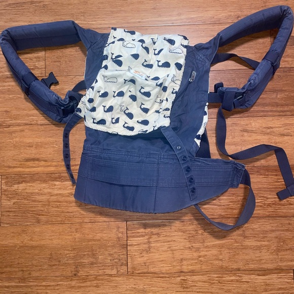 Ergobaby Navy Whale Pattern Blanket - Picture 1 of 3